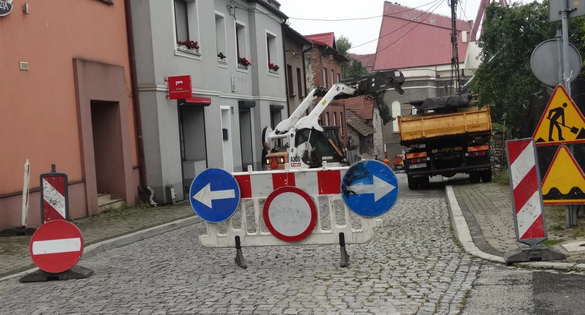 Kolejna kostka brukowa wymieniona na asfalt