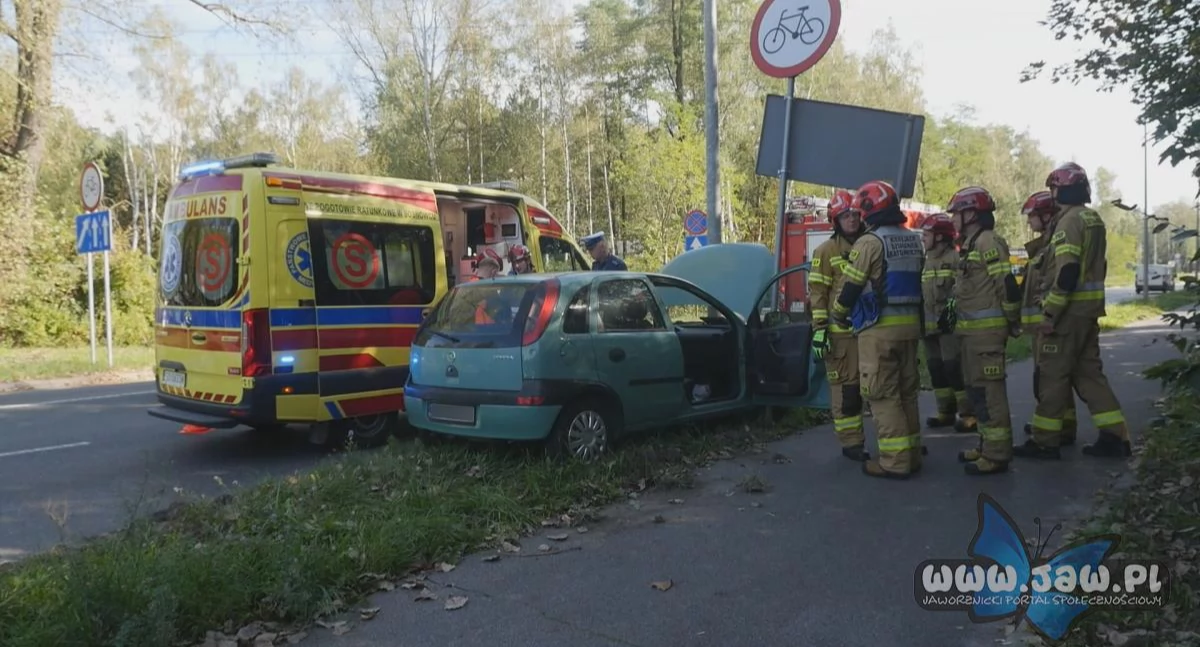 Kierowca Opla uderzył w słup i znak drogowy