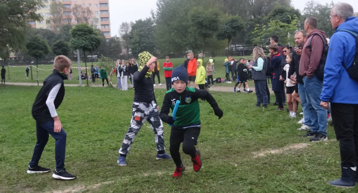Sportowy duch na Podłężu czyli uczniowie rywalizowali w sztafecie