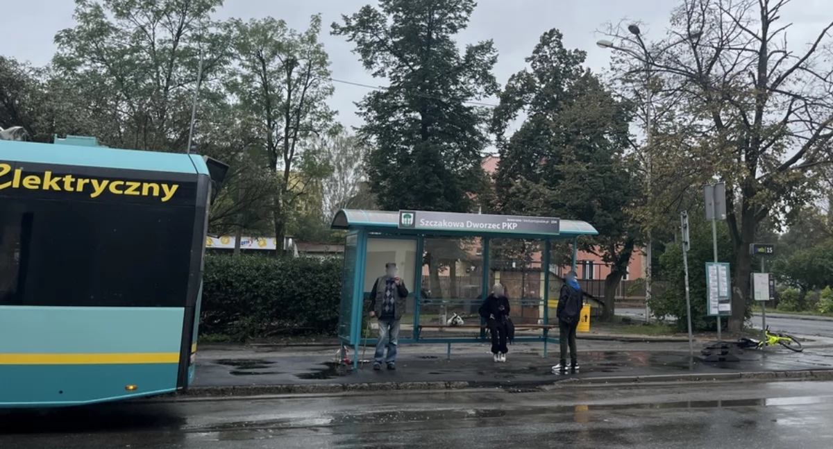 Nowa wiata przystankowa przed dworcem w Szczakowej