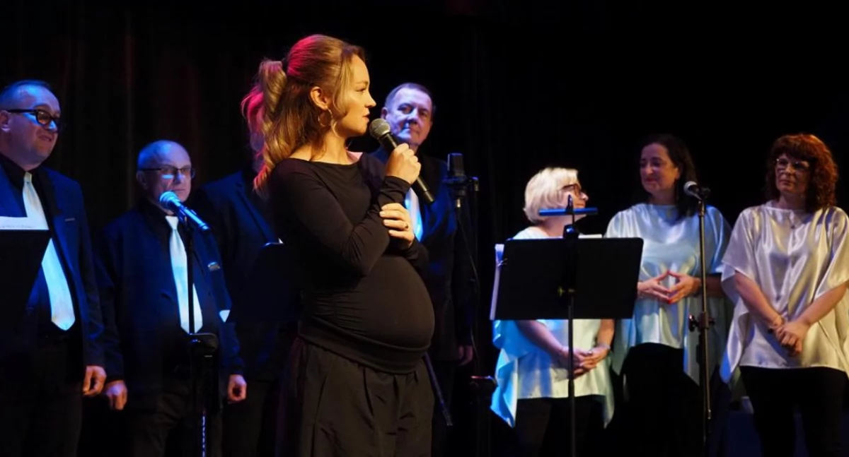 Basia Janyga i chór Gospel Wings na scenie ATElier Kultury