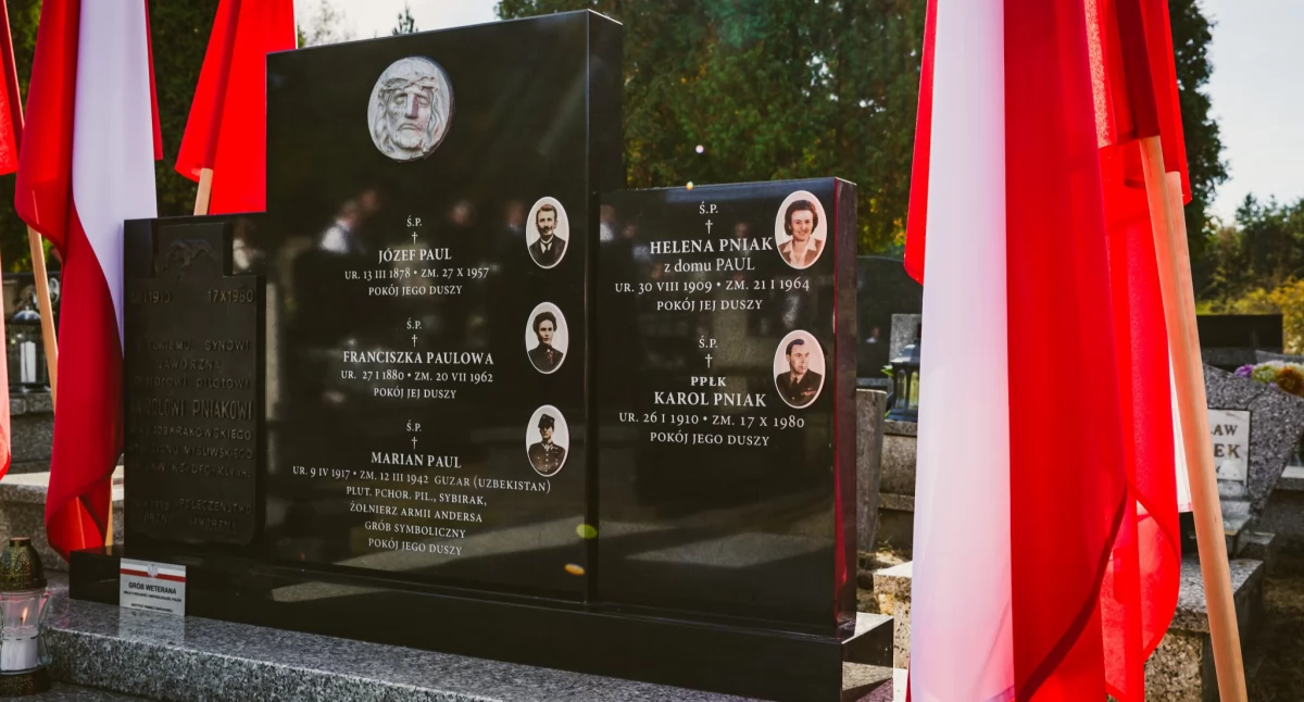Nowy nagrobek Karola Pniaka i  Mariana Paula 