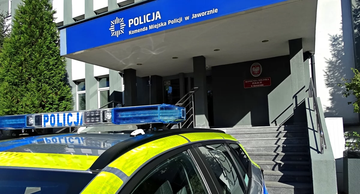 Chciał zmienić pas, a trafił w inne auto