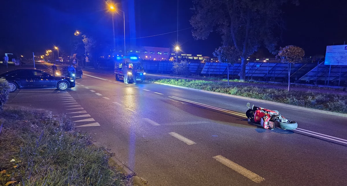 Wypadek z udziałem motocyklisty. Mężczyzna przewieziony do szpitala