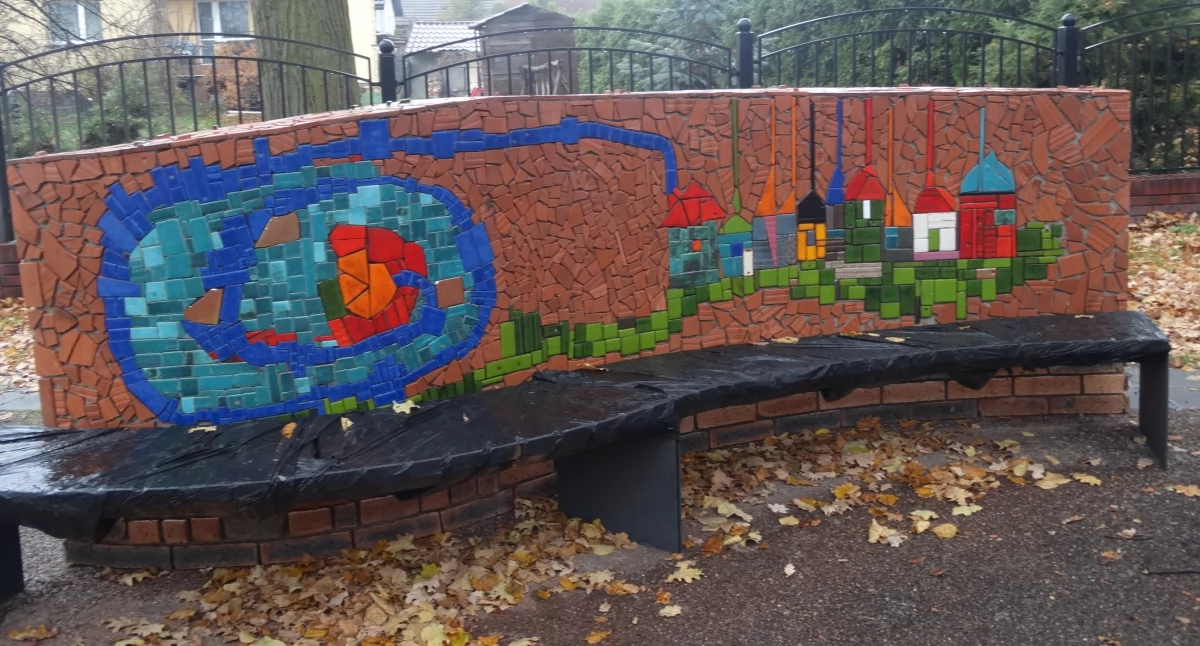 Beton zastąpiony mozaiką. Wspólnota Betlejem zdobi skwer w Dąbrowie Narodowej