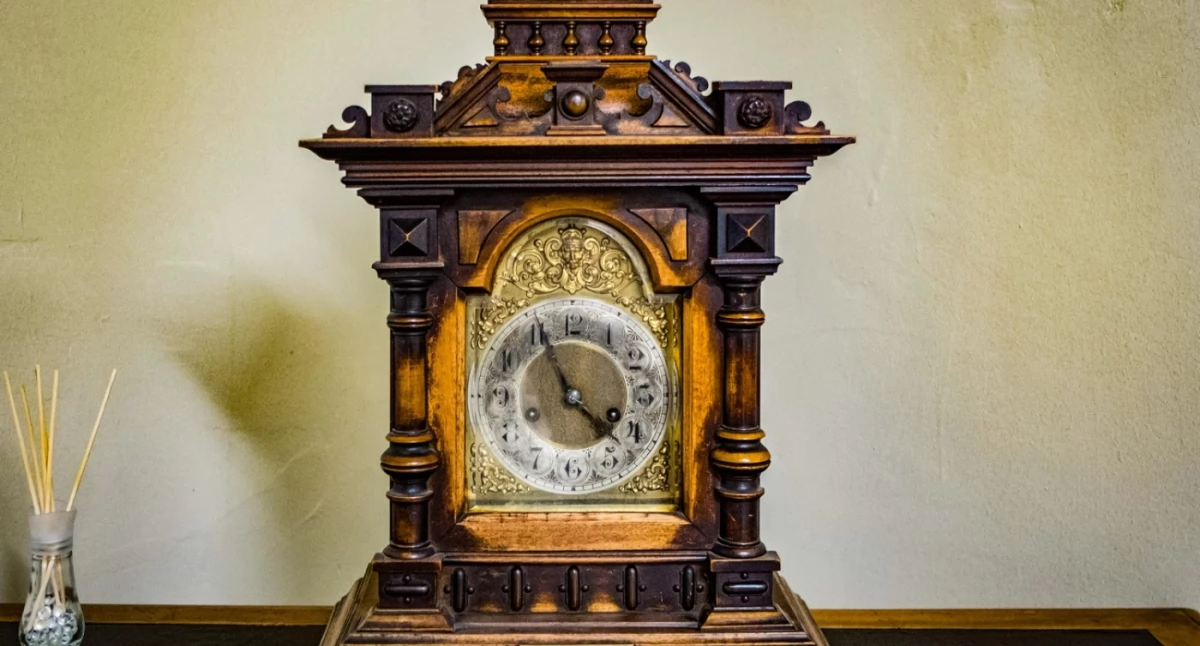 Zegary antyki z dawnych lat: czasomierze z tych epok znów wracają do łask!