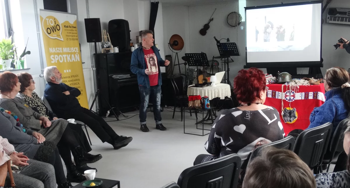 Marek Ptasiński zapoznał Seniorów z kulturą indiańską