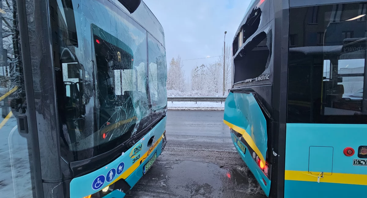 Pierwszy śnieg i dwie ofiary wśród elektrycznych autobusów w Jaworznie 
