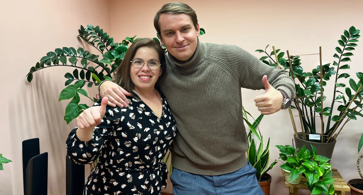 Zaproszenie na charytatywny spektakl grupy Bez Puenty Impro