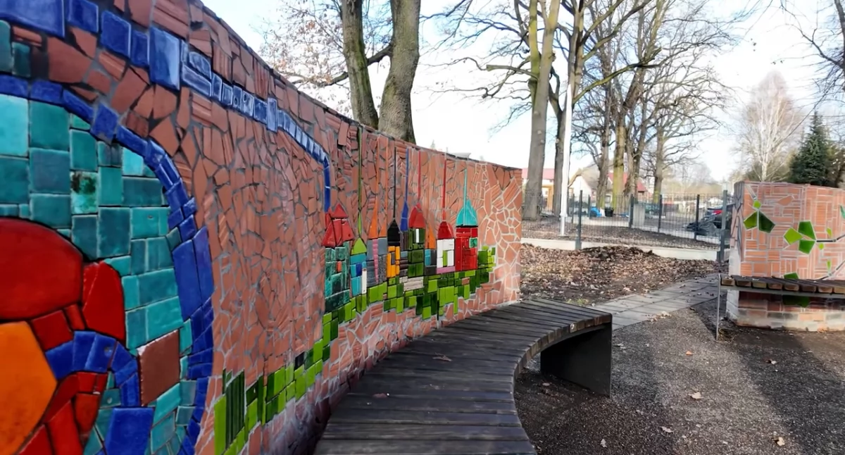Skwer św. Teresy zmienia się w styl Hundertwassera