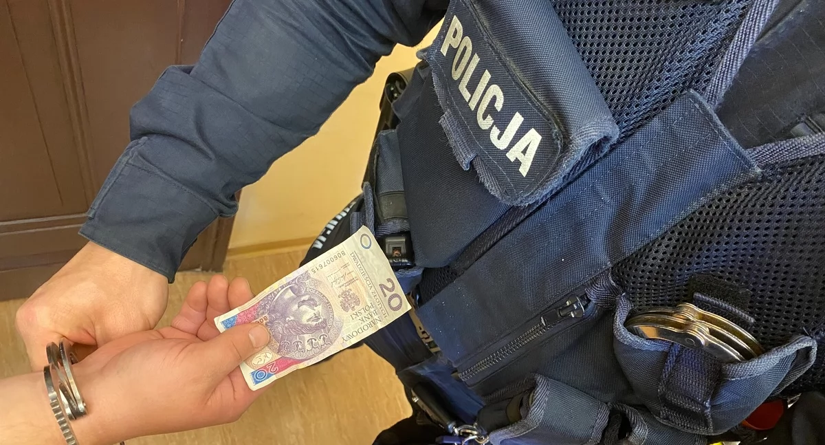 Pijany obnażał się na hotelowym korytarzu. Zaproponował łapówkę policjantom 