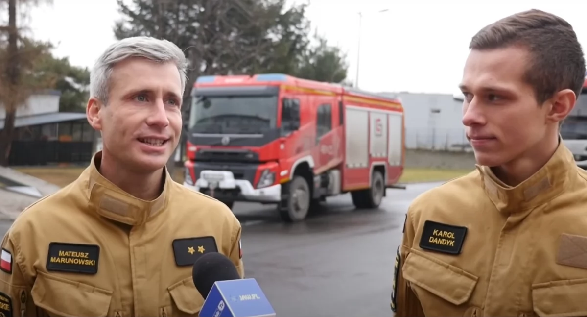 Strażacy z Jaworzna szybko biegają po schodach