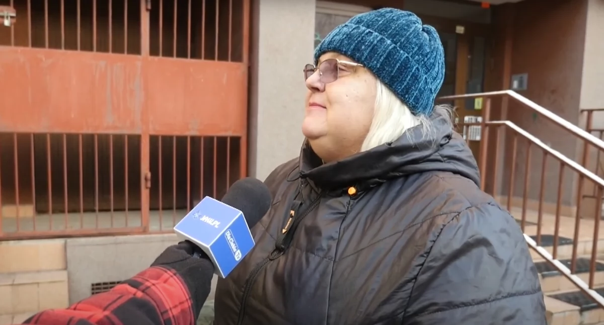 Schodki przy balkonie rujnują prywatność mieszkanki