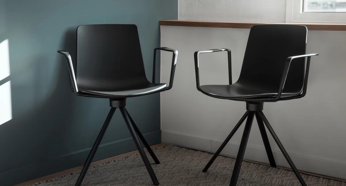 Krzesło do biurka bez kółek: idealne rozwiązanie dla minimalistów