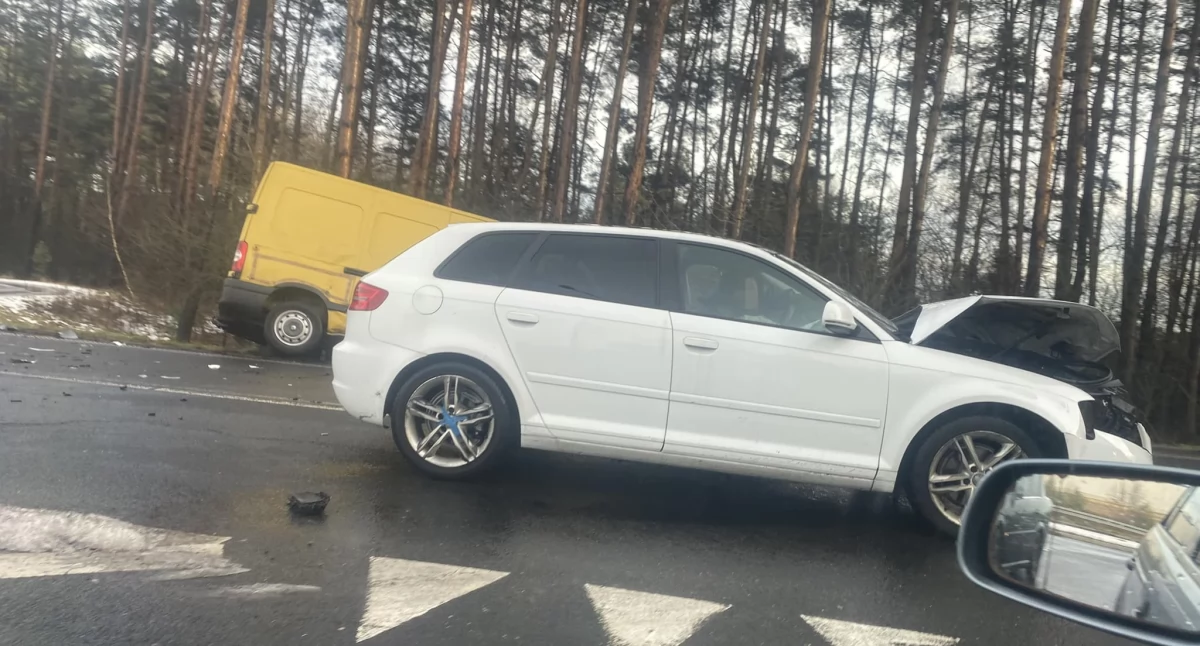 Dostawczak w rowie po zderzeniu
