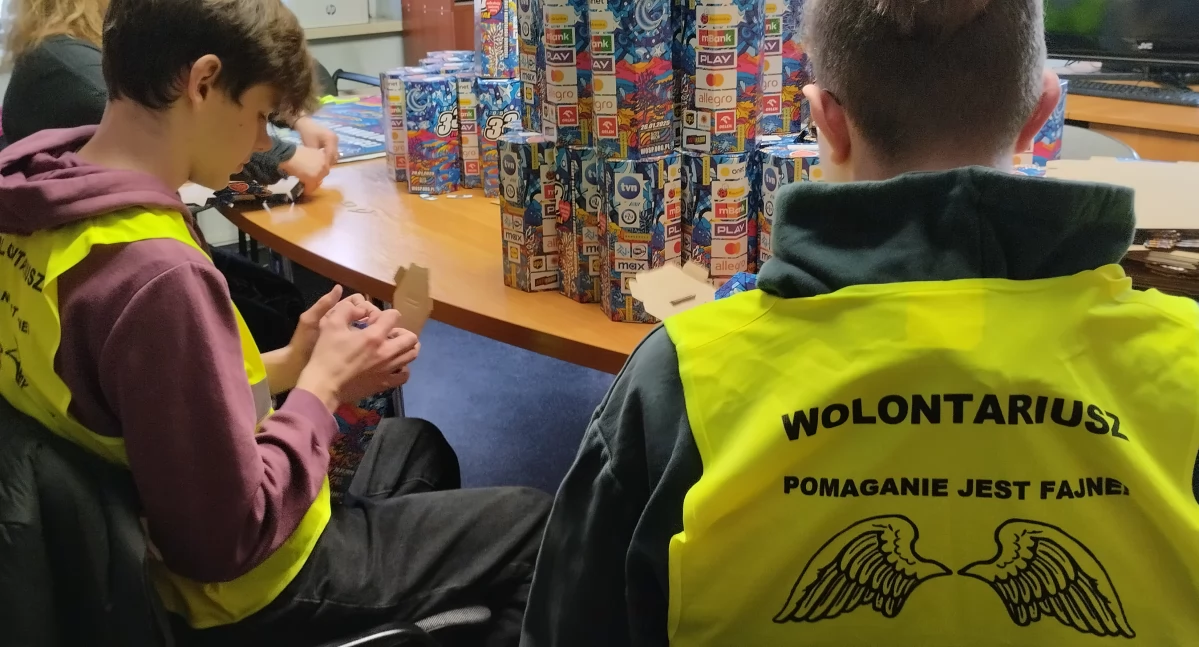 Wolontariusze ze Szkoły Podstawowej nr 18 pomagają