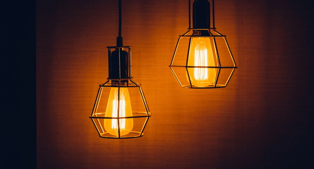 Trendy w oświetleniu na 2025 rok – które lampy królują w nowoczesnych wnętrzach?