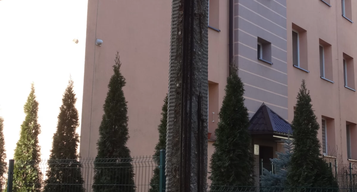 Kolejny zniszczony słup do wymiany