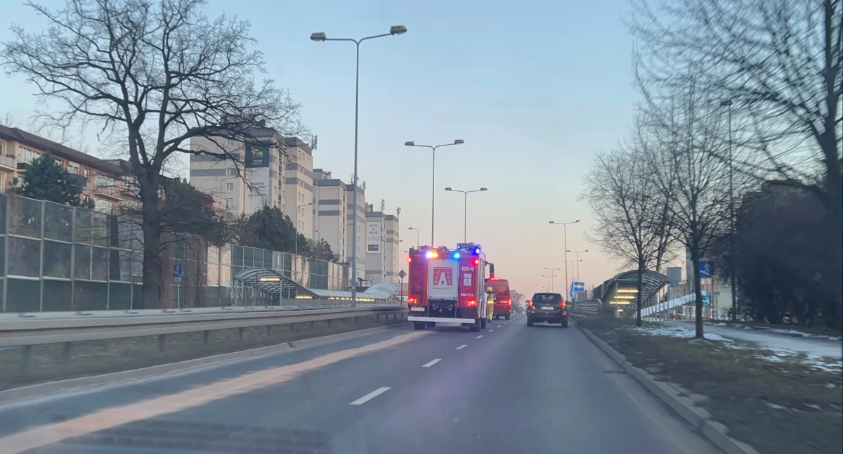 Śliska substancja na drodze