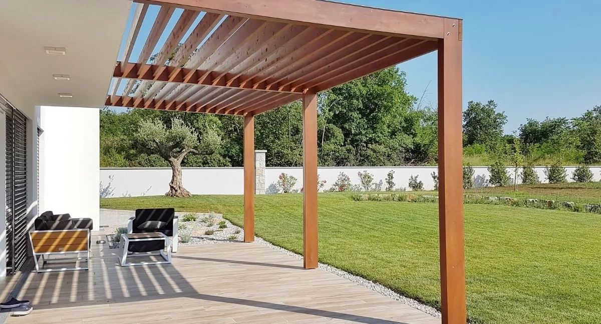 Nowoczesna pergola czy klasyczna altana – co lepiej pasuje do Twojego ogrodu?