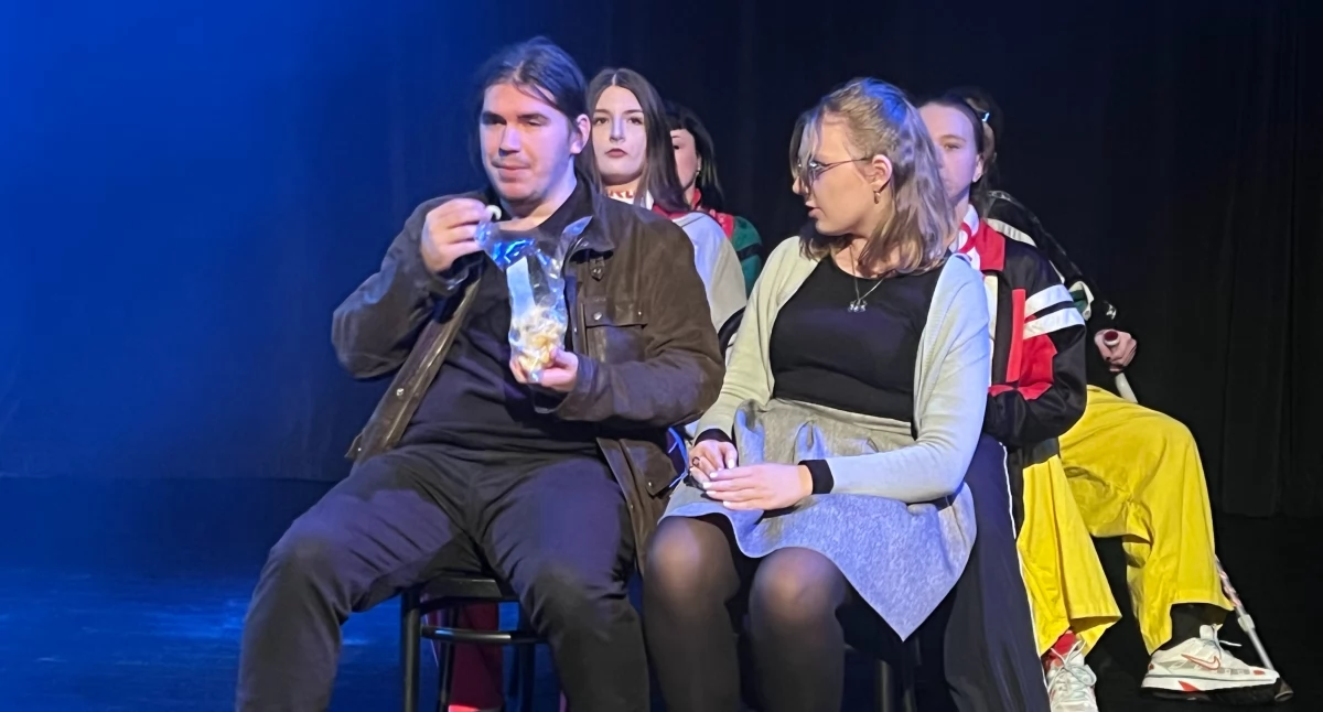 Spektakl „Strefa kibica” – a więc djumba bumba