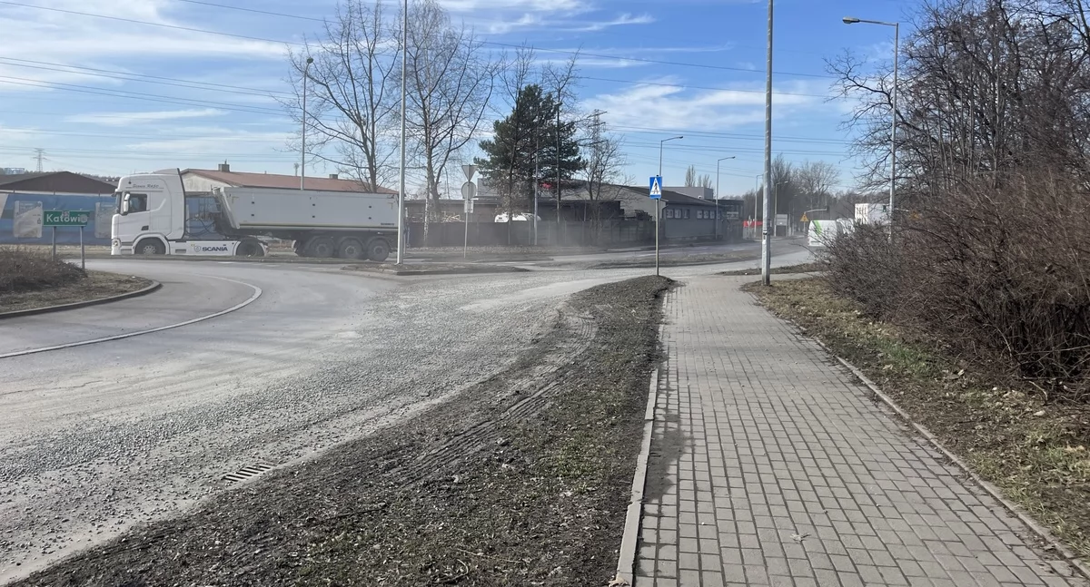 Uwaga kierowcy! Żwir rozsypany na rondzie na Azotce. Przejazd może być niemożliwy 