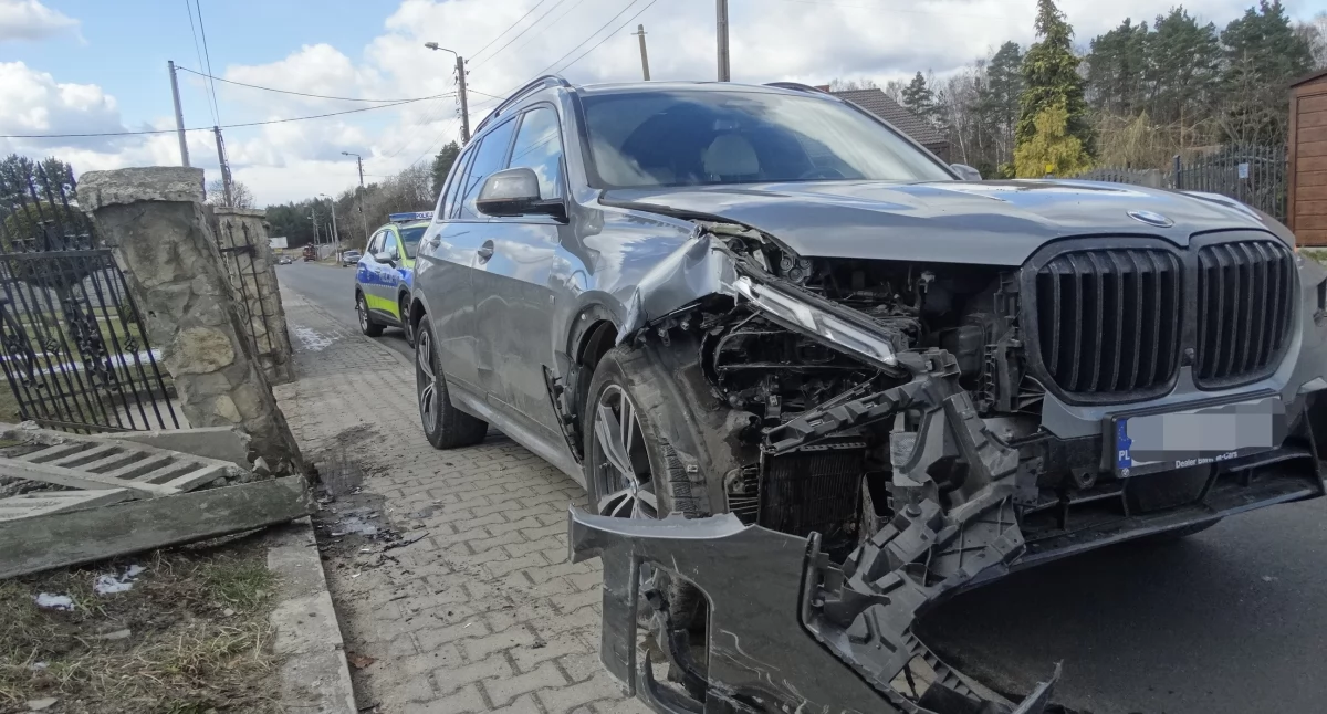 BMW wjechało w płot. Kolejne niebezpieczne zdarzenie na Jesiennej. Czy to już czarny punkt?