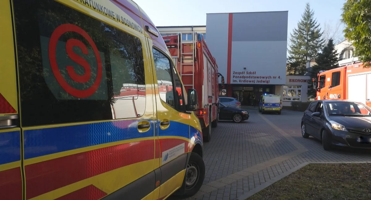 Służby ratunkowe interweniują w ZSP nr 4. 15-latek rozpylił gaz pieprzowy 