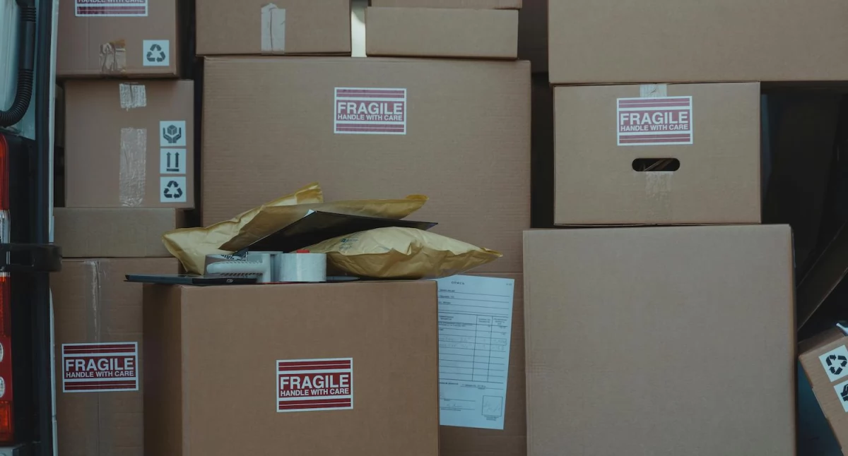 Kartony klapowe w magazynie i logistyce – dlaczego są tak popularne?