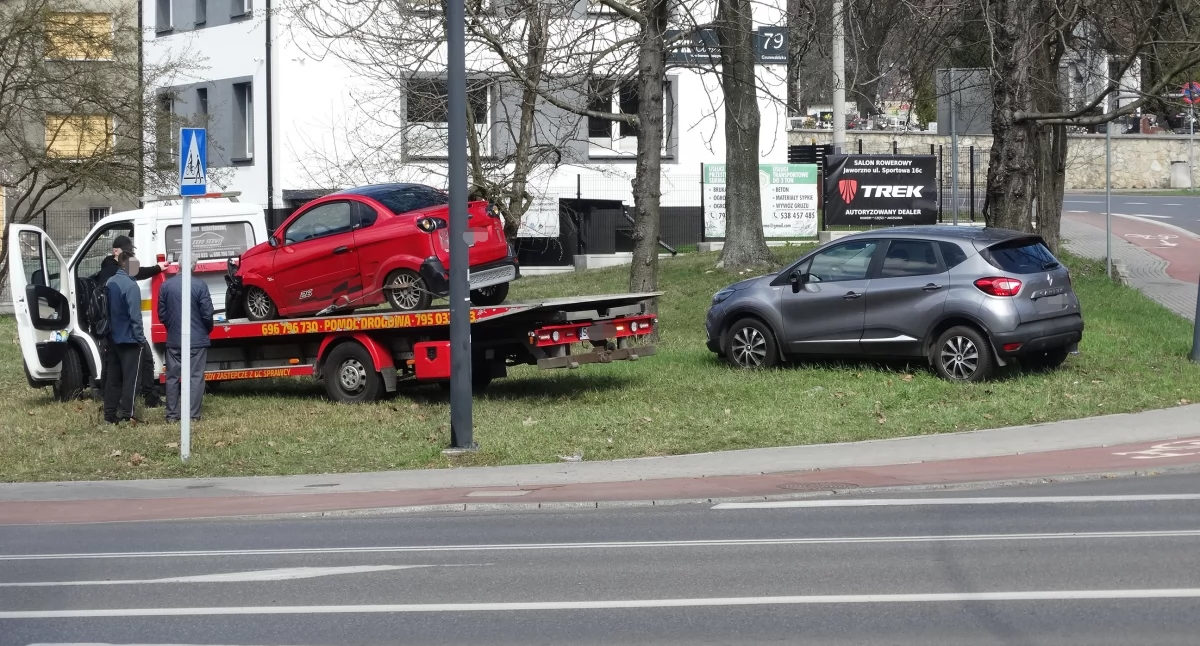 Zderzenie dwóch aut w centrum miasta