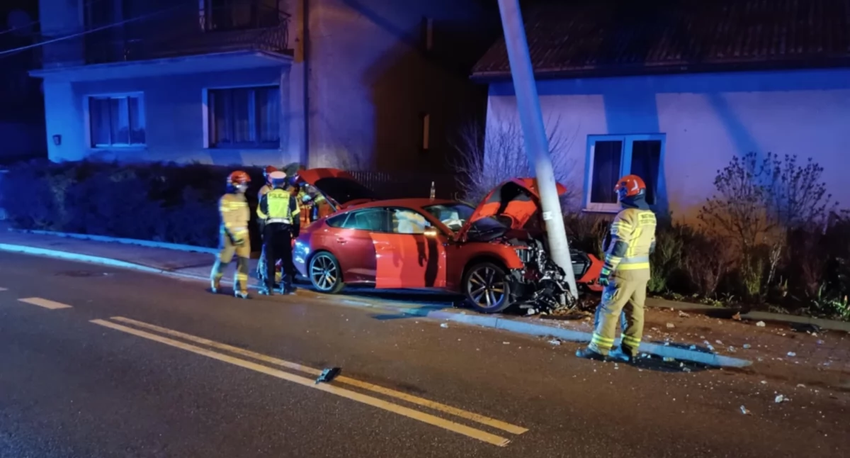 Poważny wypadek na Obrońców Poczty Gdańskiej. Audi uderzyło w słup energetyczny