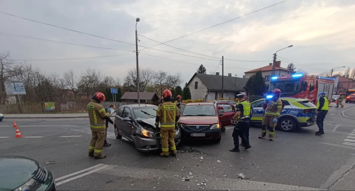 Zderzenie trzech aut. Dwie osoby w szpitalu
