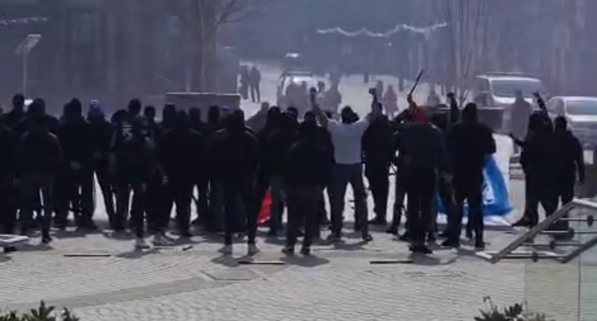 Kibice Ruchu na rynku w Jaworznie pod kontrolą policji