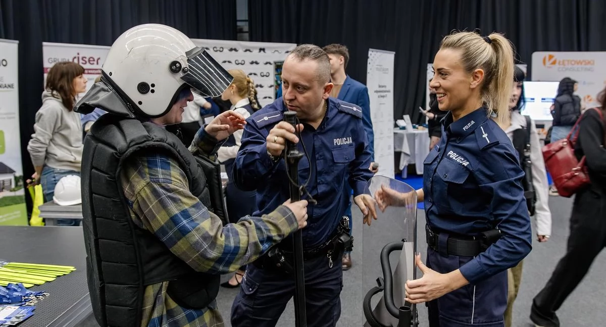 Policjanci z Jaworzna promowali służbę podczas Targów Kariery