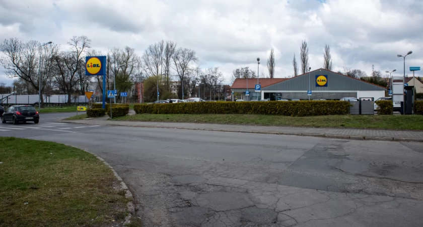 Miejska spółka chce aby Lidl wyremontował ich drogę  