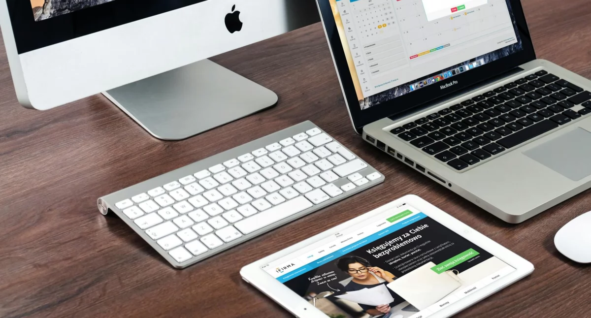 Jak strona internetowa pomaga firmom sprzedawać uslugi internecie?