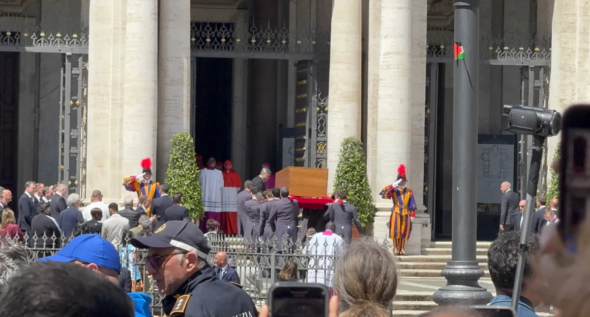 Pożegnanie Papieża Franciszka - relacja z Watykanu ks. Mirka Toszy i ks. Sebastiana Kreczmańskiego