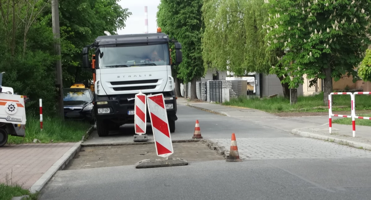 Asfalt zamiast kostki brukowej. Remont kolejnej drogi