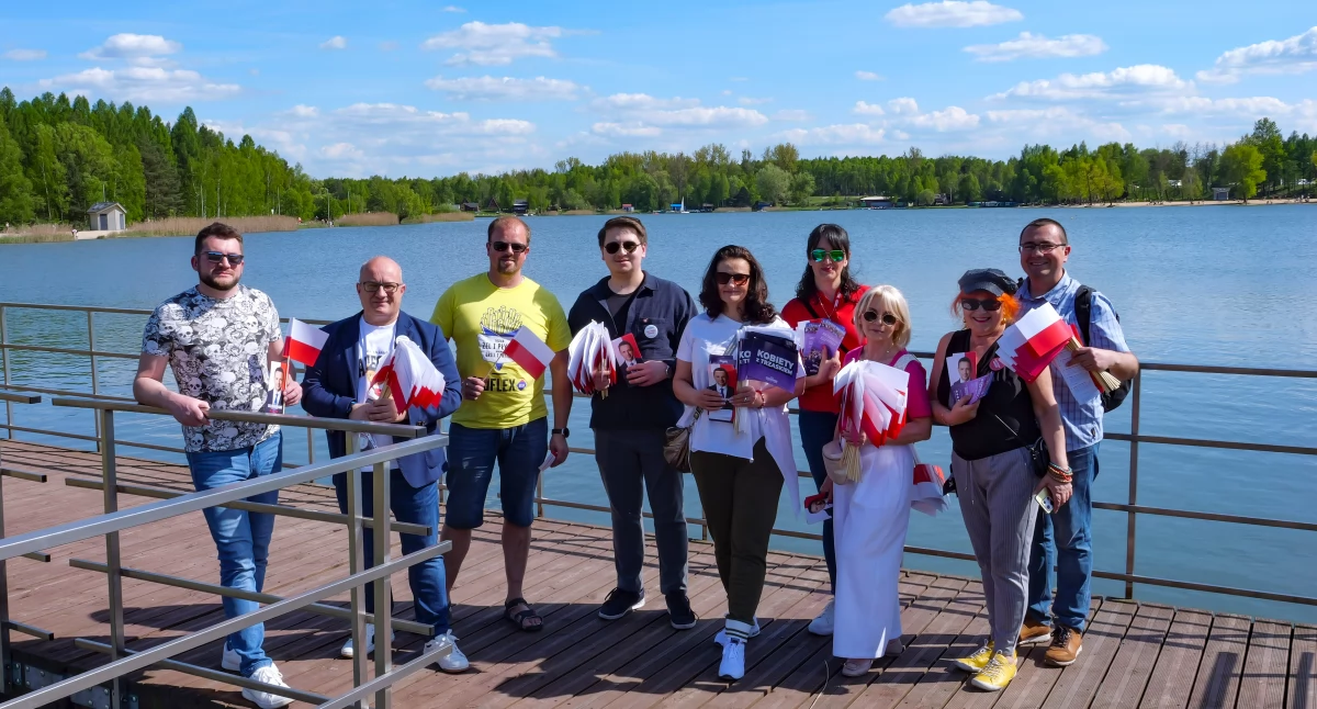Rozdawali biało-czerwone flagi na Sosinie