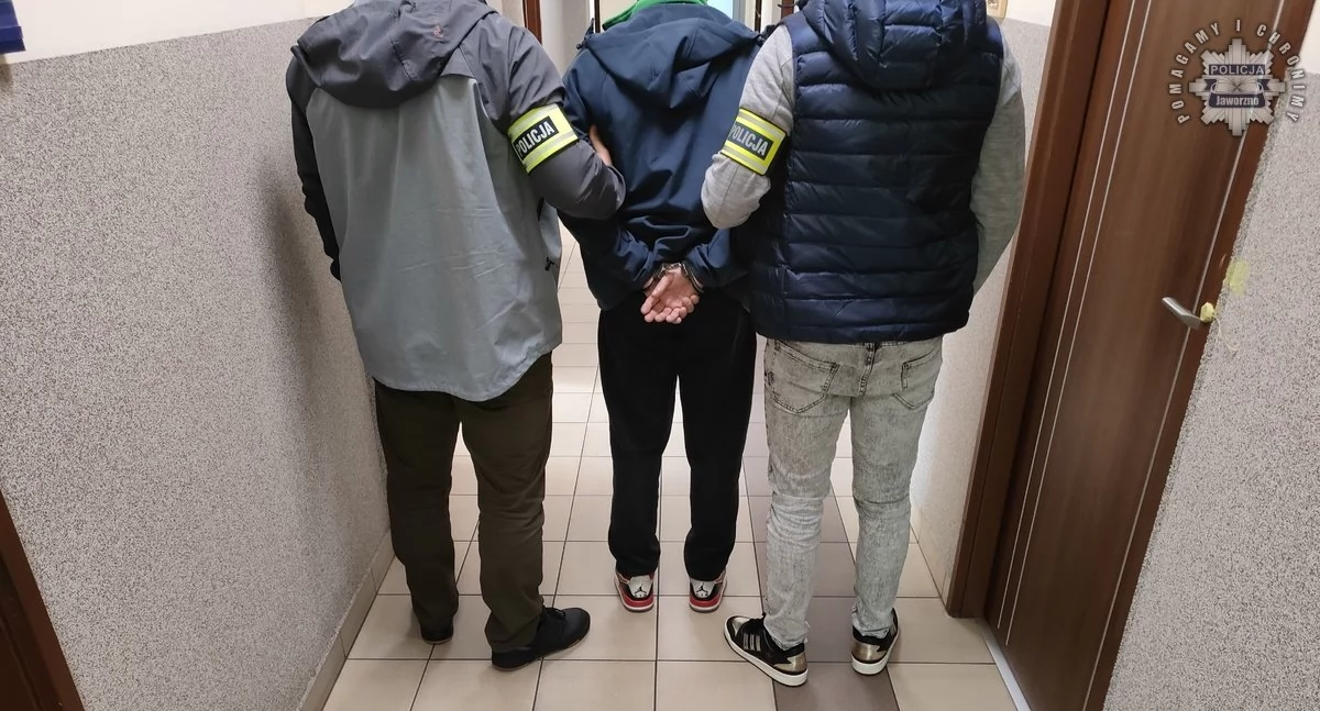 Próbował wręczyć policjantom łapówkę, by nie trafić na izbę wytrzeźwień. Teraz grozi mu kilka lat więzienia