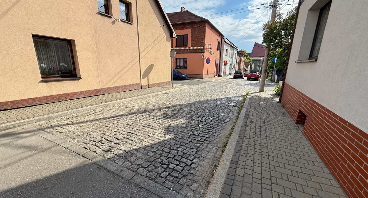 Czy kostka brukowa zniknie z centrum Jaworzna i zastąpi ją asfalt? Miasto odpowiada w tej sprawie