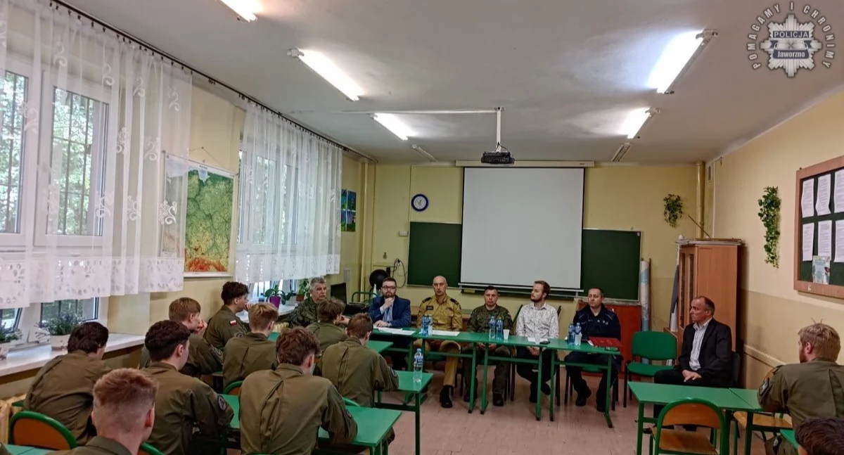 Policjanci z KMP w Jaworznie na debacie o współczesnych zagrożeniach bezpieczeństwa