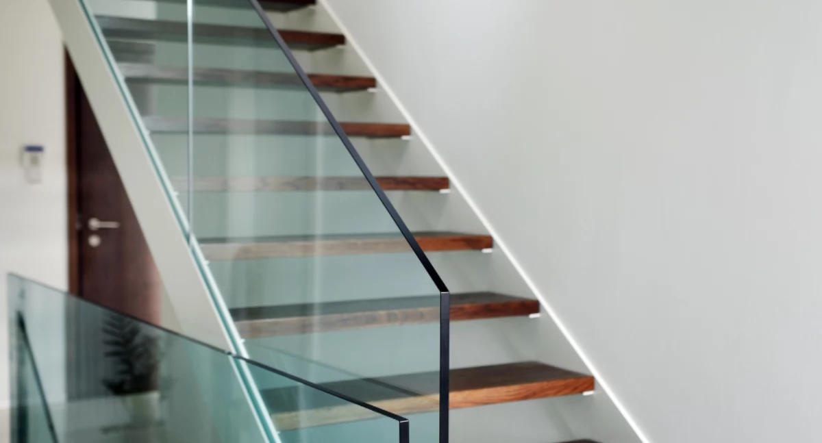 Balustrady szklane w nowoczesnej architekturze – estetyka i bezpieczeństwo