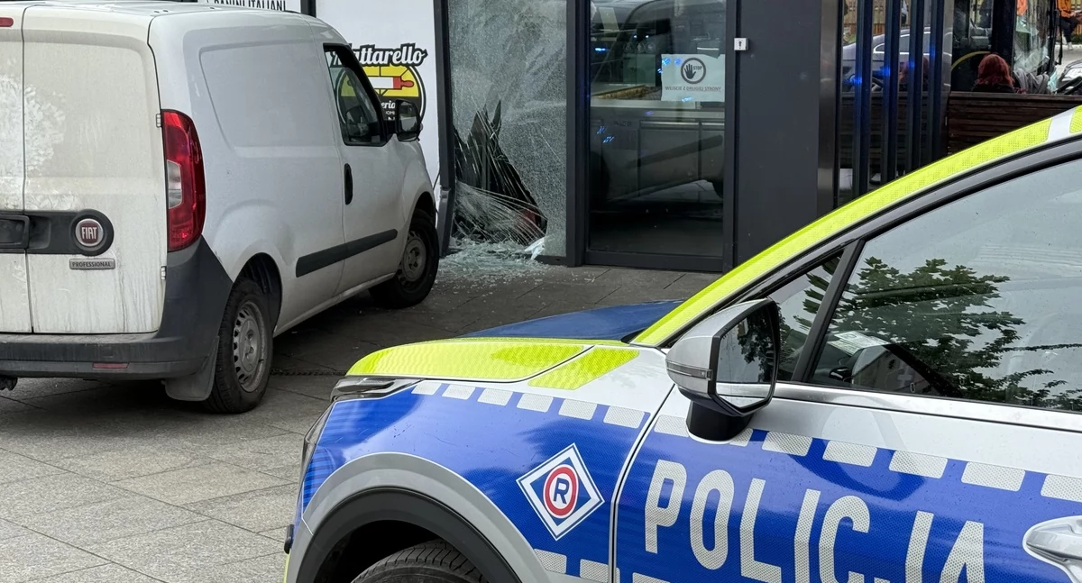 Samochód dostawczy wiozący kebaba uderzył w przystanek autobusowy w centrum miasta