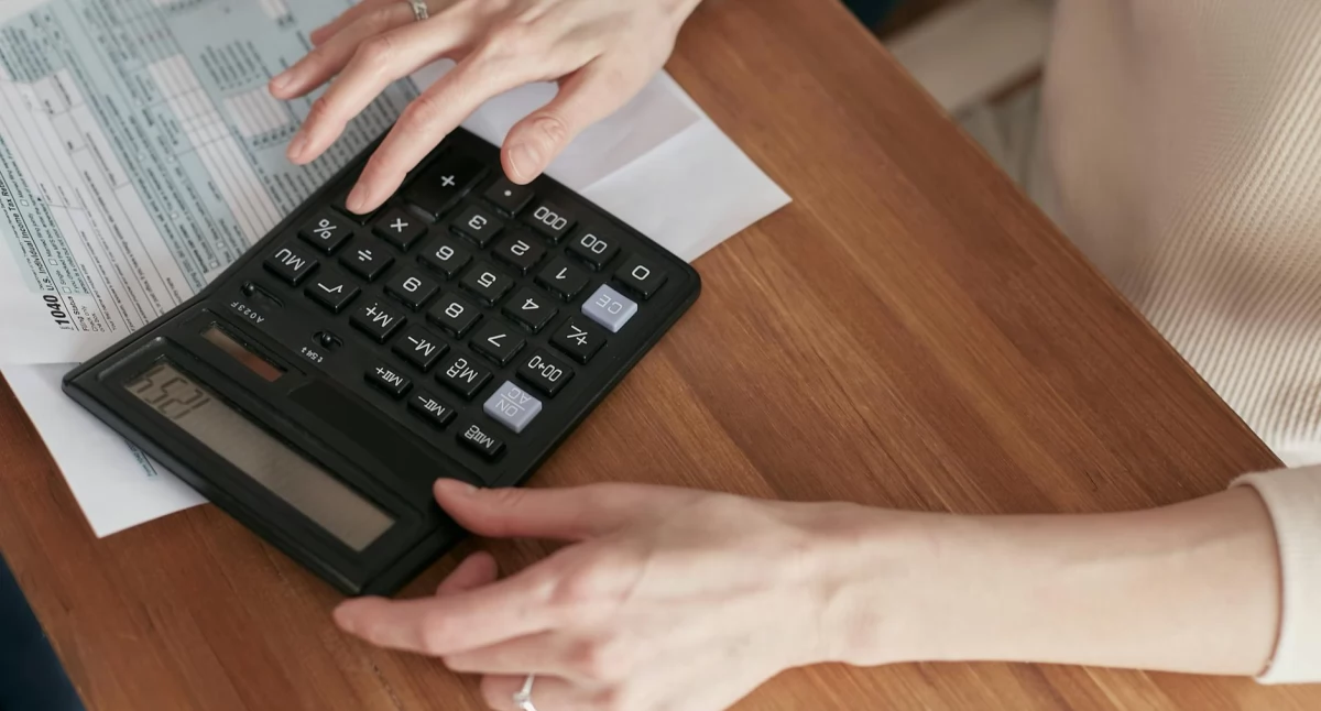 Reverse charge na fakturze – jak działa i co oznacza?
