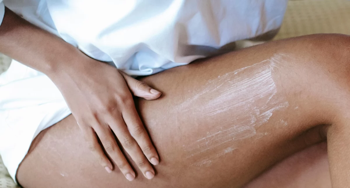 ​Naturalna pielęgnacja twarzy z efektem glow: jak wybrać idealną maskę do twarzy i balsam brązujący?