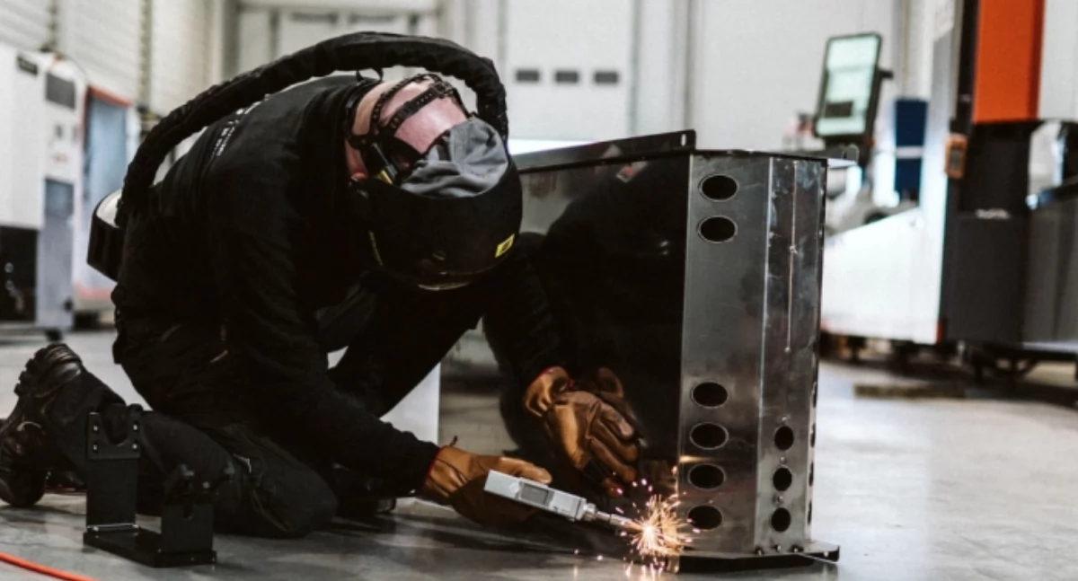 Technologia spawania laserowego w kompaktowej formie – gdzie sprawdza się przenośna spawarka?