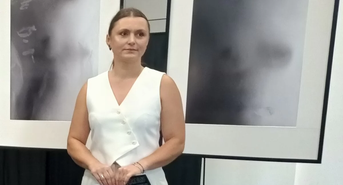 Wystawa Agnieszki Pstraś-Gaudyn w Galerii Podcienie. Biało-czarna kobiecość 