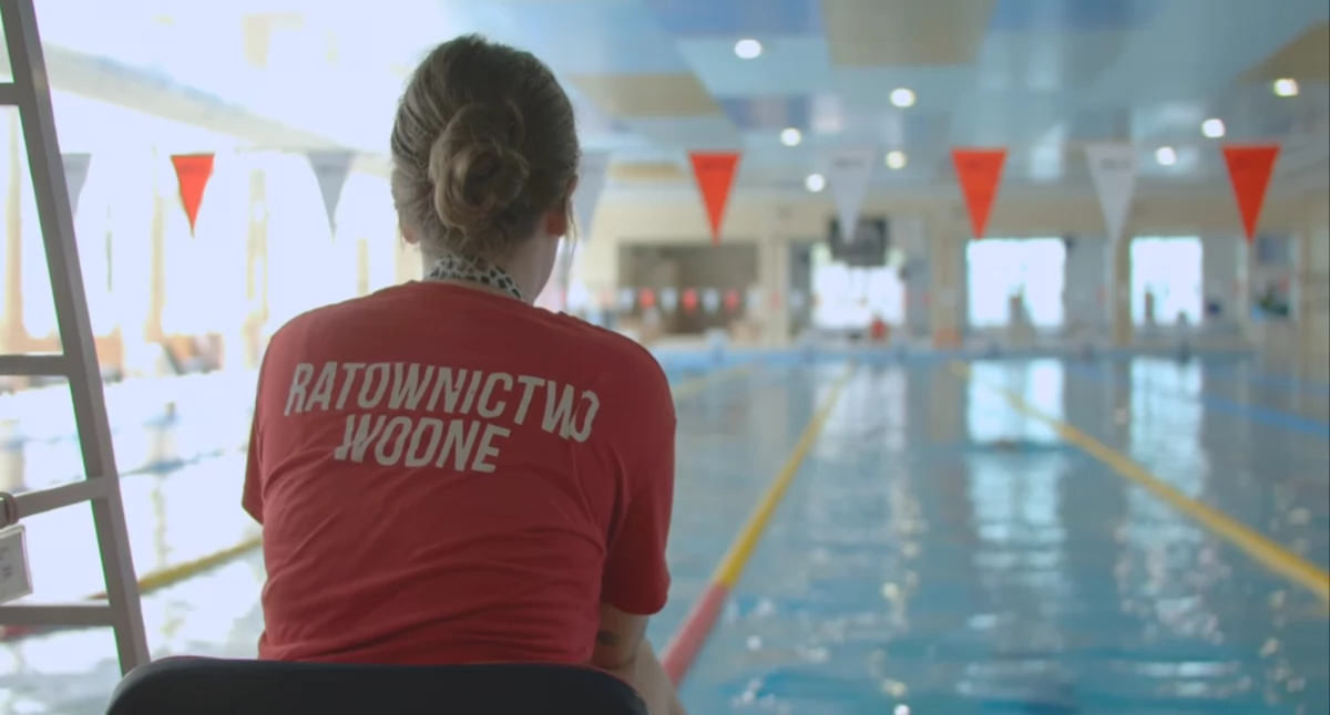 80-letni mężczyzna zmarł na basenie w Jaworznie. Ewakuowano 30 osób