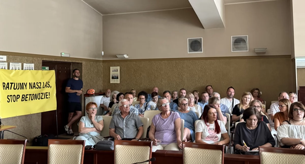 Mieszkańcy Dąbrowy Narodowej przeciwni wycince lasu i blokowisku  